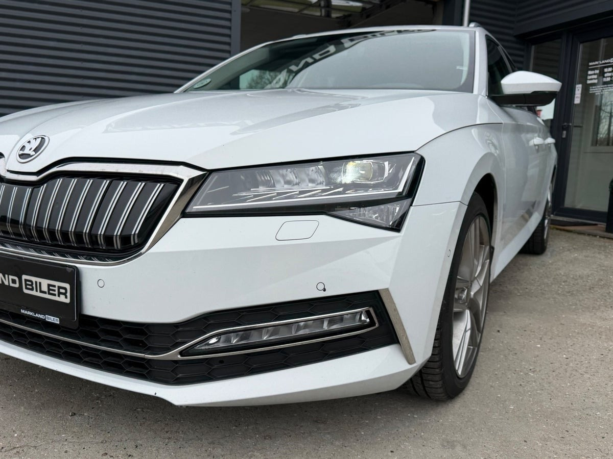 Hvid Skoda Superb fra 2020
