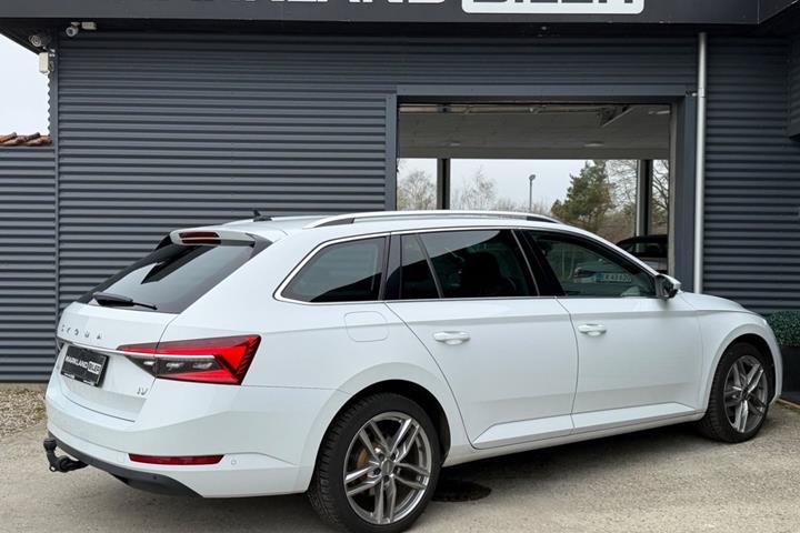 Hvid Skoda Superb fra 2020