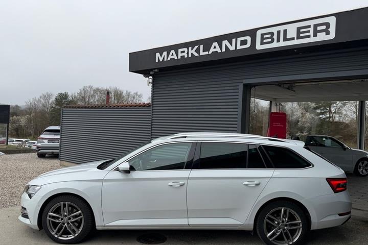 Hvid Skoda Superb fra 2020