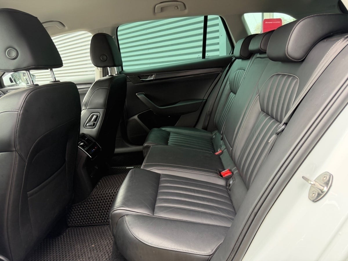 Hvid Skoda Superb fra 2020