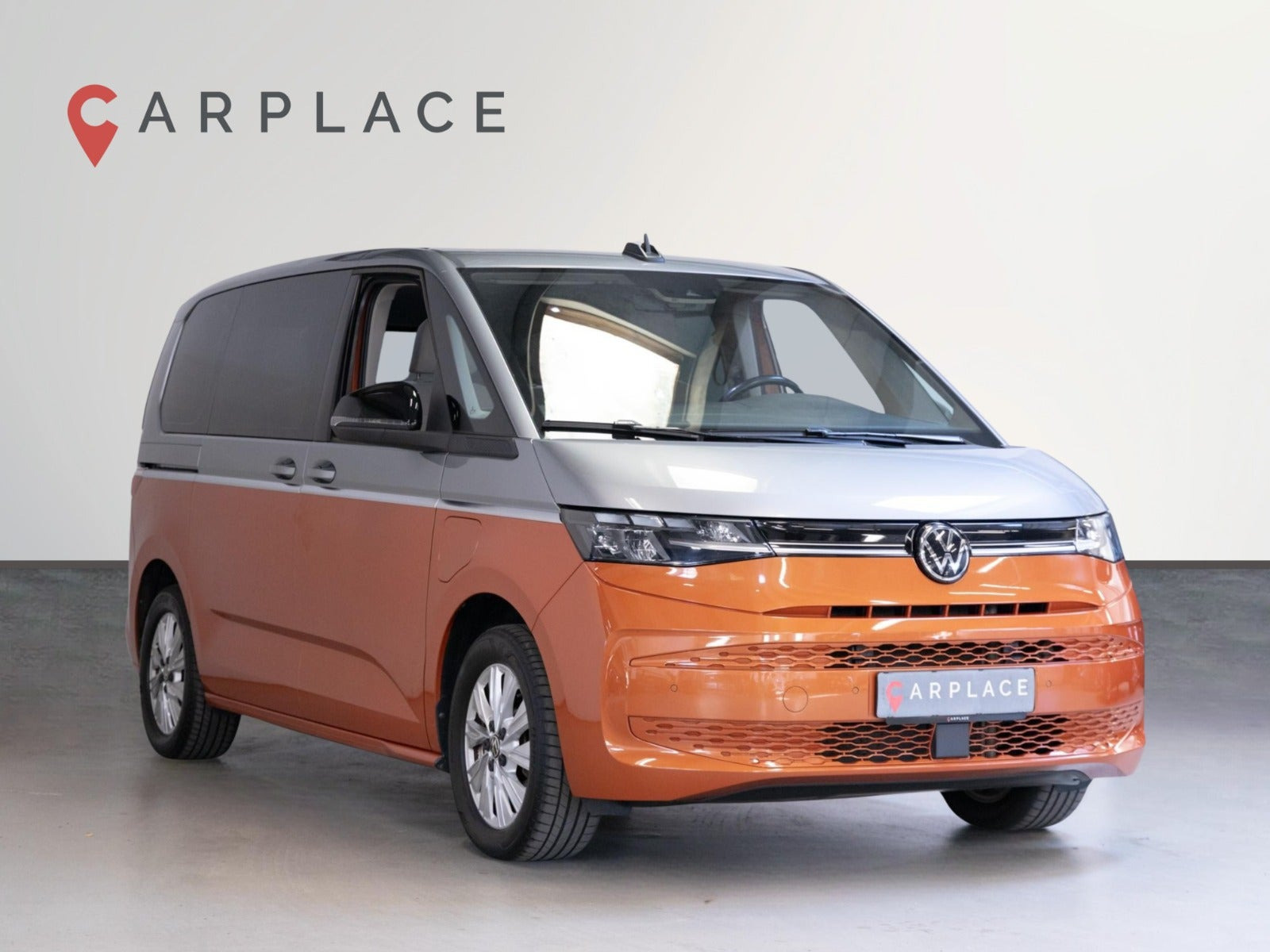 Orange VW Multivan fra 2023
