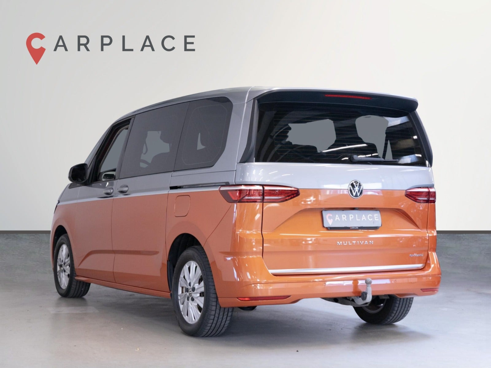 Orange VW Multivan fra 2023