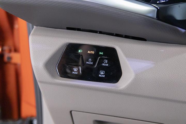 Orange VW Multivan fra 2023