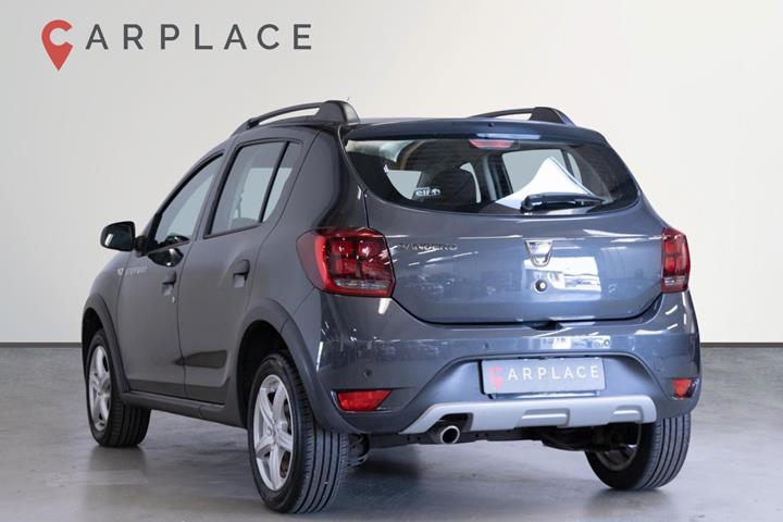 Grå Dacia Sandero Stepway fra 2017