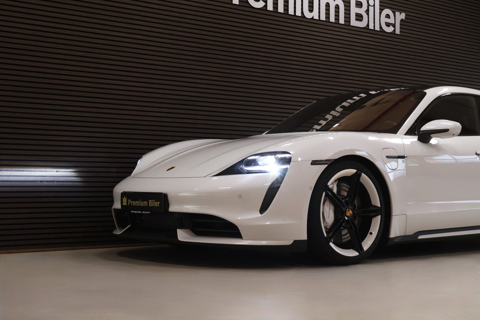 Hvid Porsche Taycan Turbo fra 2020
