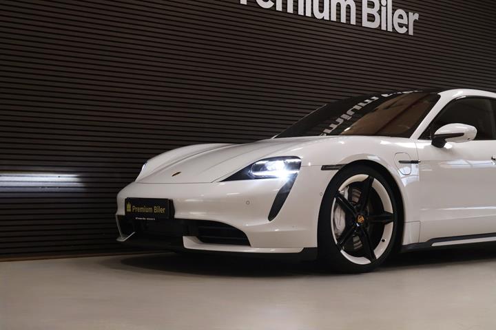 Hvid Porsche Taycan Turbo fra 2020