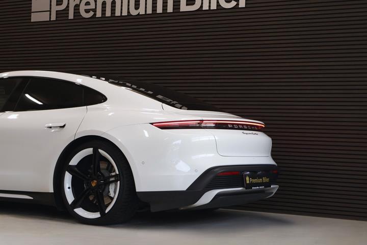 Hvid Porsche Taycan Turbo fra 2020