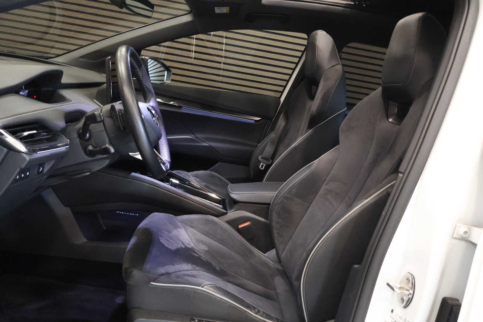Hvid Skoda Enyaq fra 2022