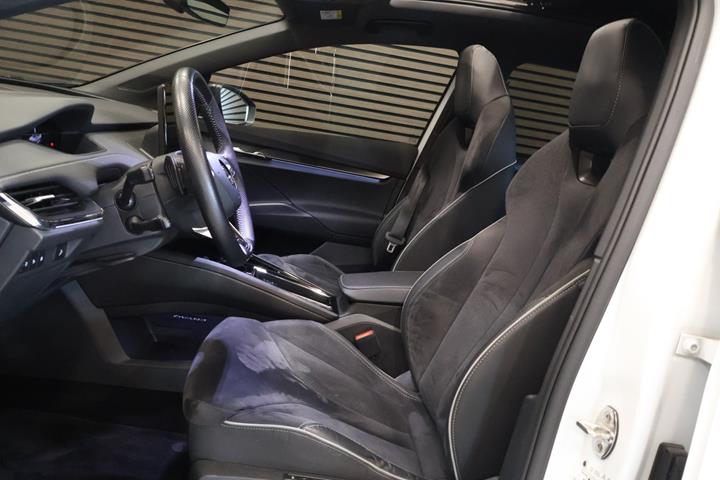 Hvid Skoda Enyaq fra 2022