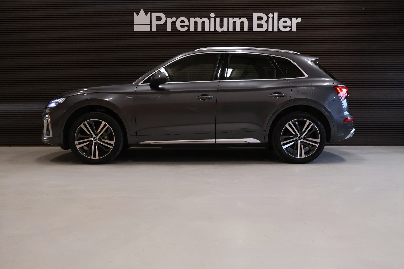 Grå Audi Q5 fra 2023