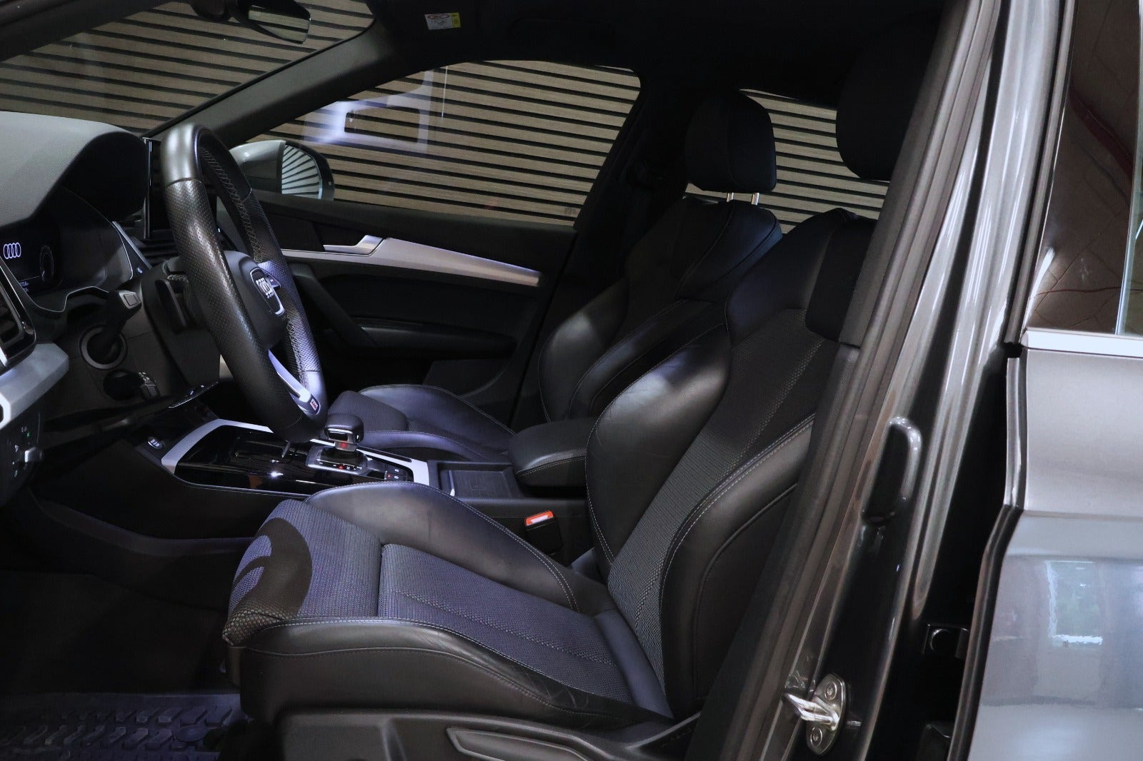 Grå Audi Q5 fra 2023
