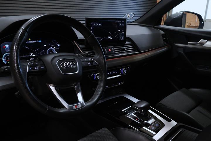 Grå Audi Q5 fra 2023