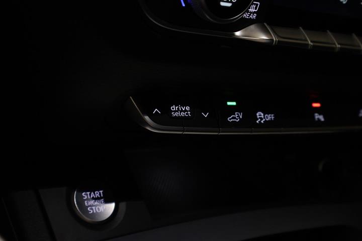 Grå Audi Q5 fra 2023