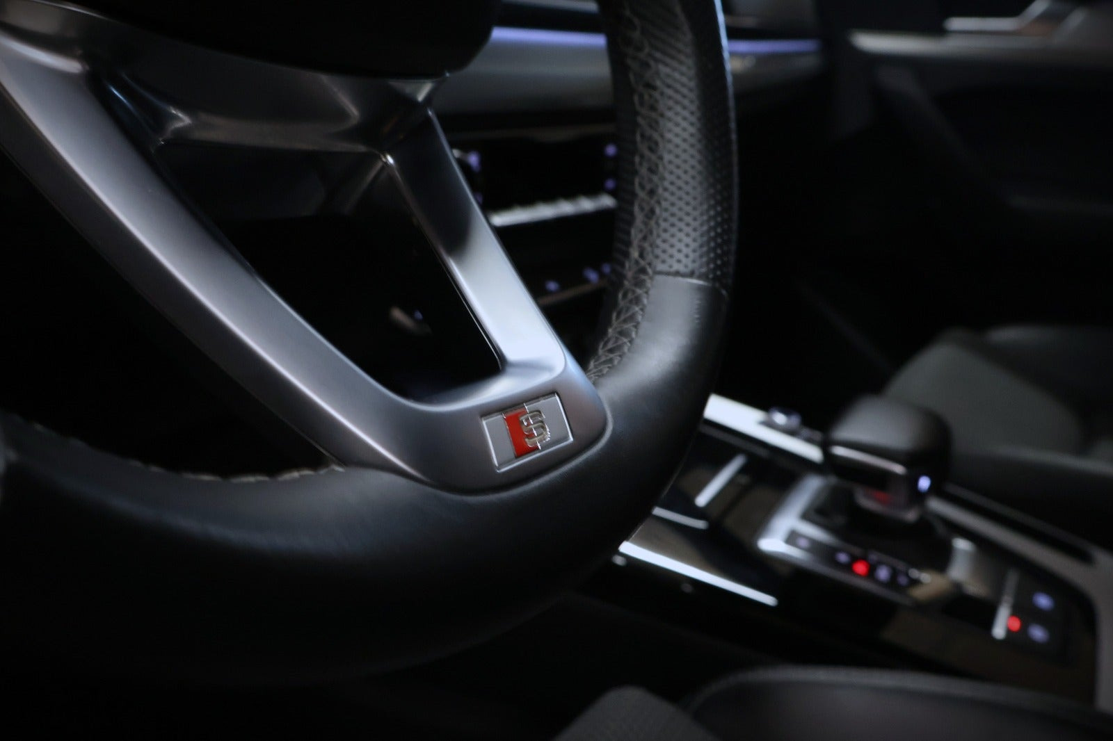 Grå Audi Q5 fra 2023