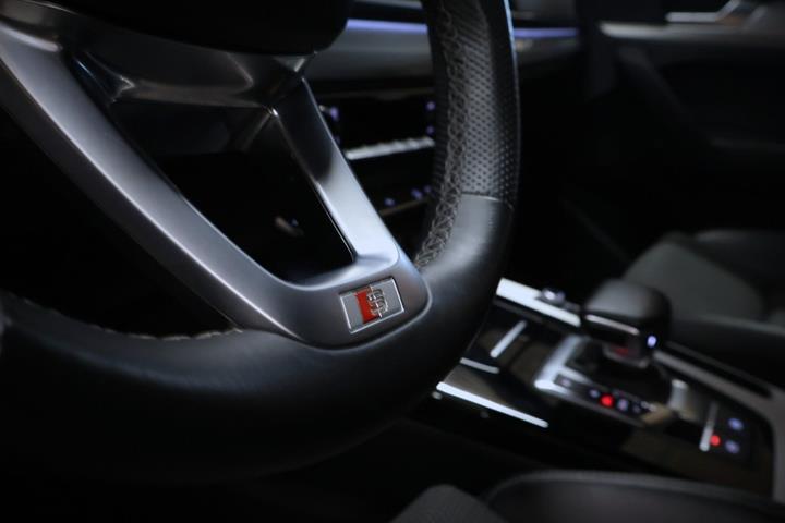 Grå Audi Q5 fra 2023