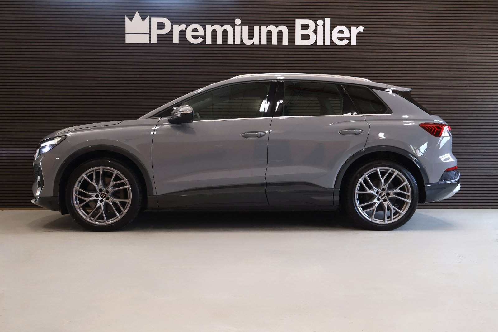 Grå Audi Q4 e-tron fra 2023