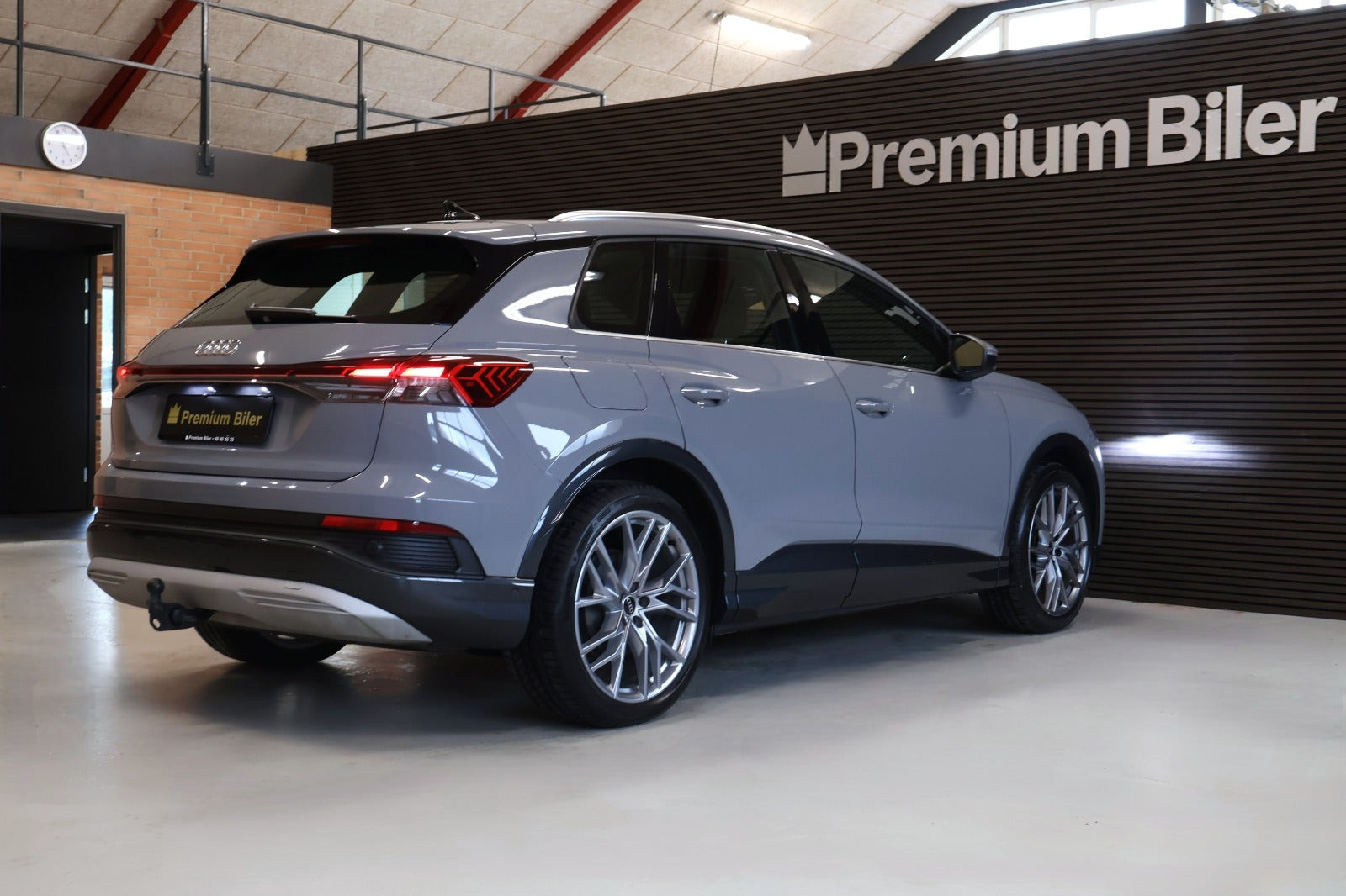 Grå Audi Q4 e-tron fra 2023