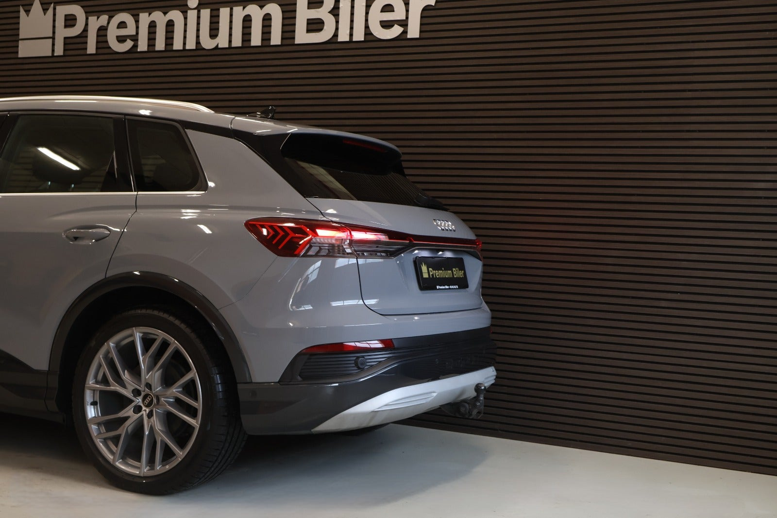 Grå Audi Q4 e-tron fra 2023