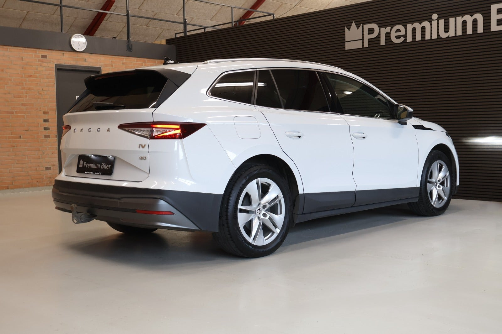Hvid Skoda Enyaq fra 2022