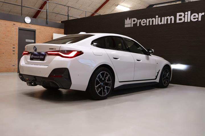 Hvid BMW i4 fra 2024