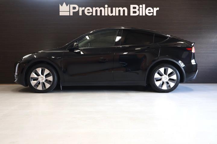 Sort Tesla Model Y fra 2024