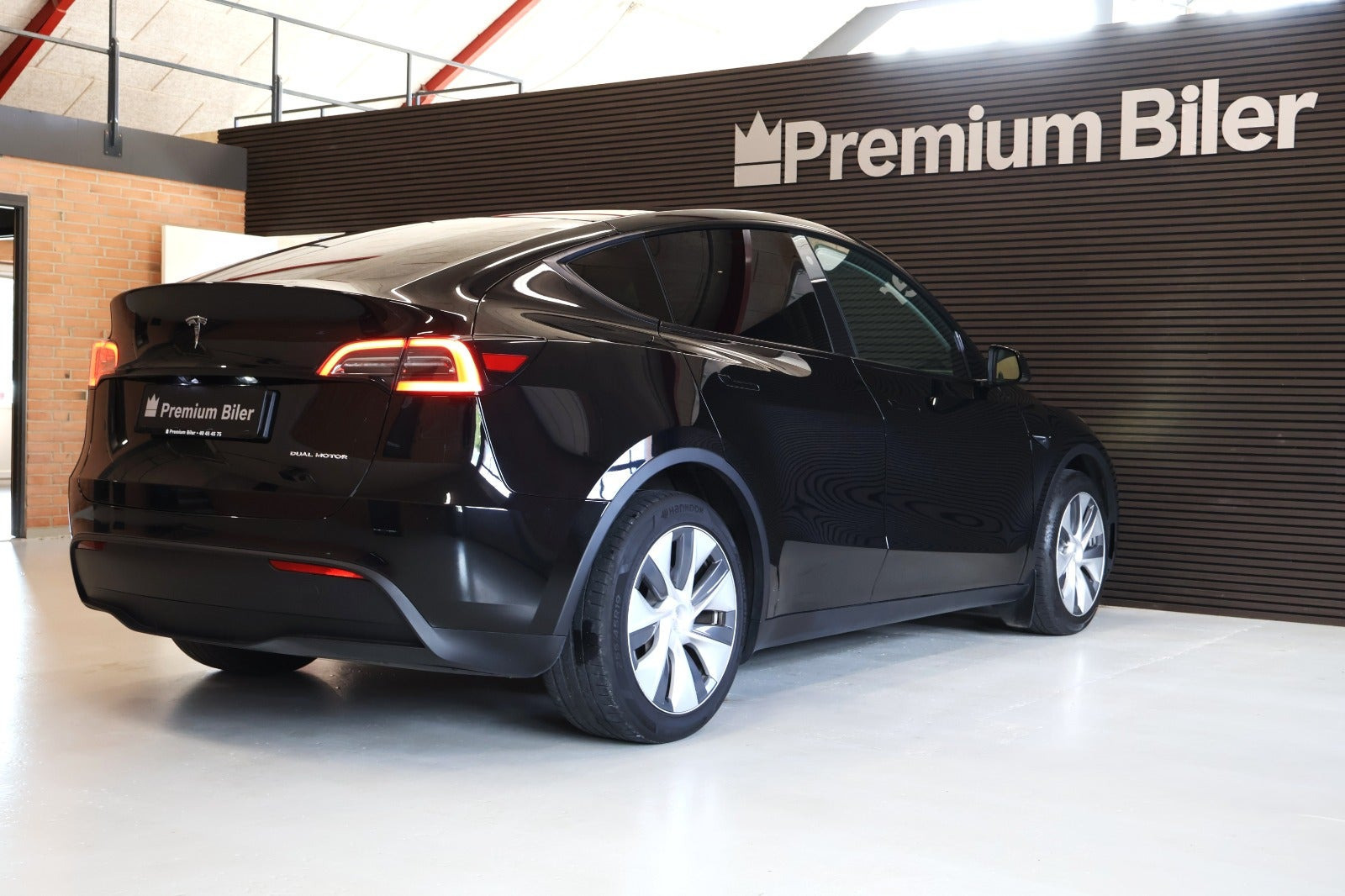 Sort Tesla Model Y fra 2024