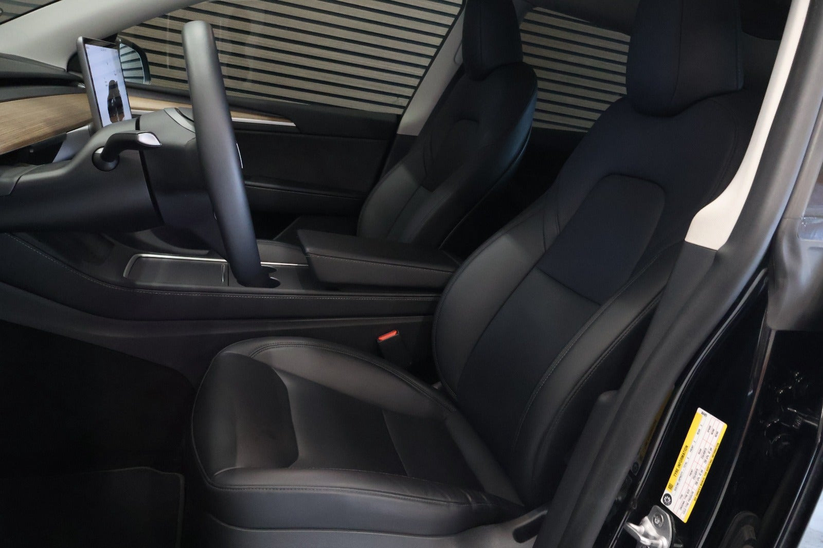 Sort Tesla Model Y fra 2024