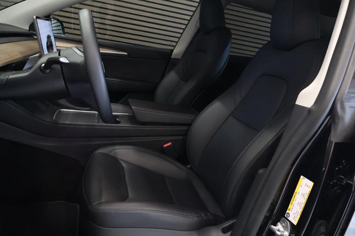 Sort Tesla Model Y fra 2024