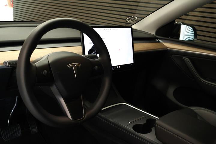 Sort Tesla Model Y fra 2024