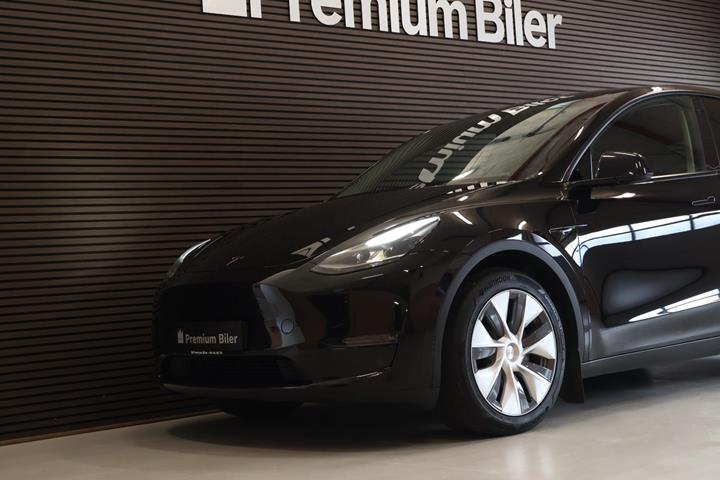 Sort Tesla Model Y fra 2024