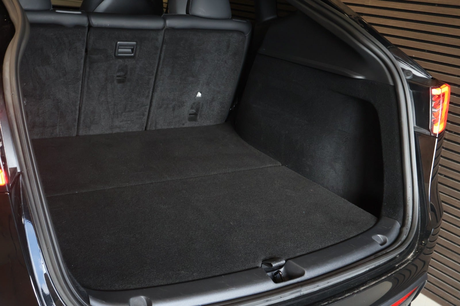Sort Tesla Model Y fra 2024