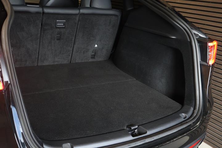 Sort Tesla Model Y fra 2024