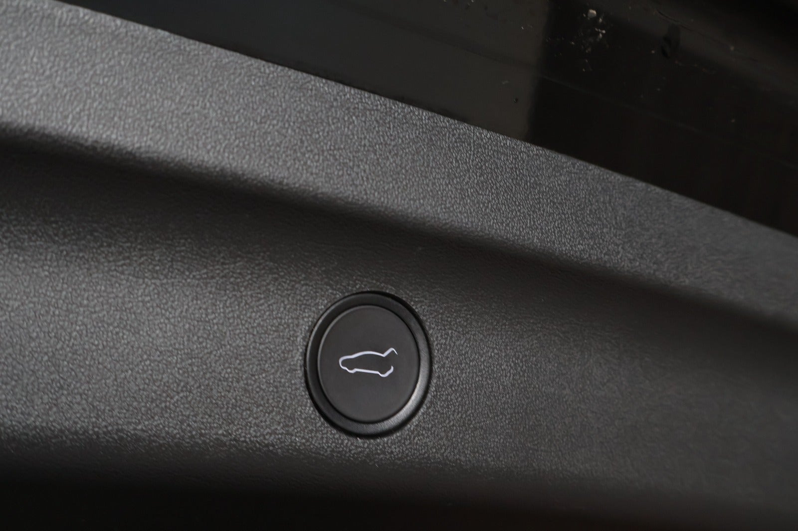 Sort Tesla Model Y fra 2024