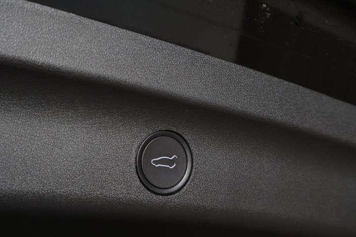 Sort Tesla Model Y fra 2024