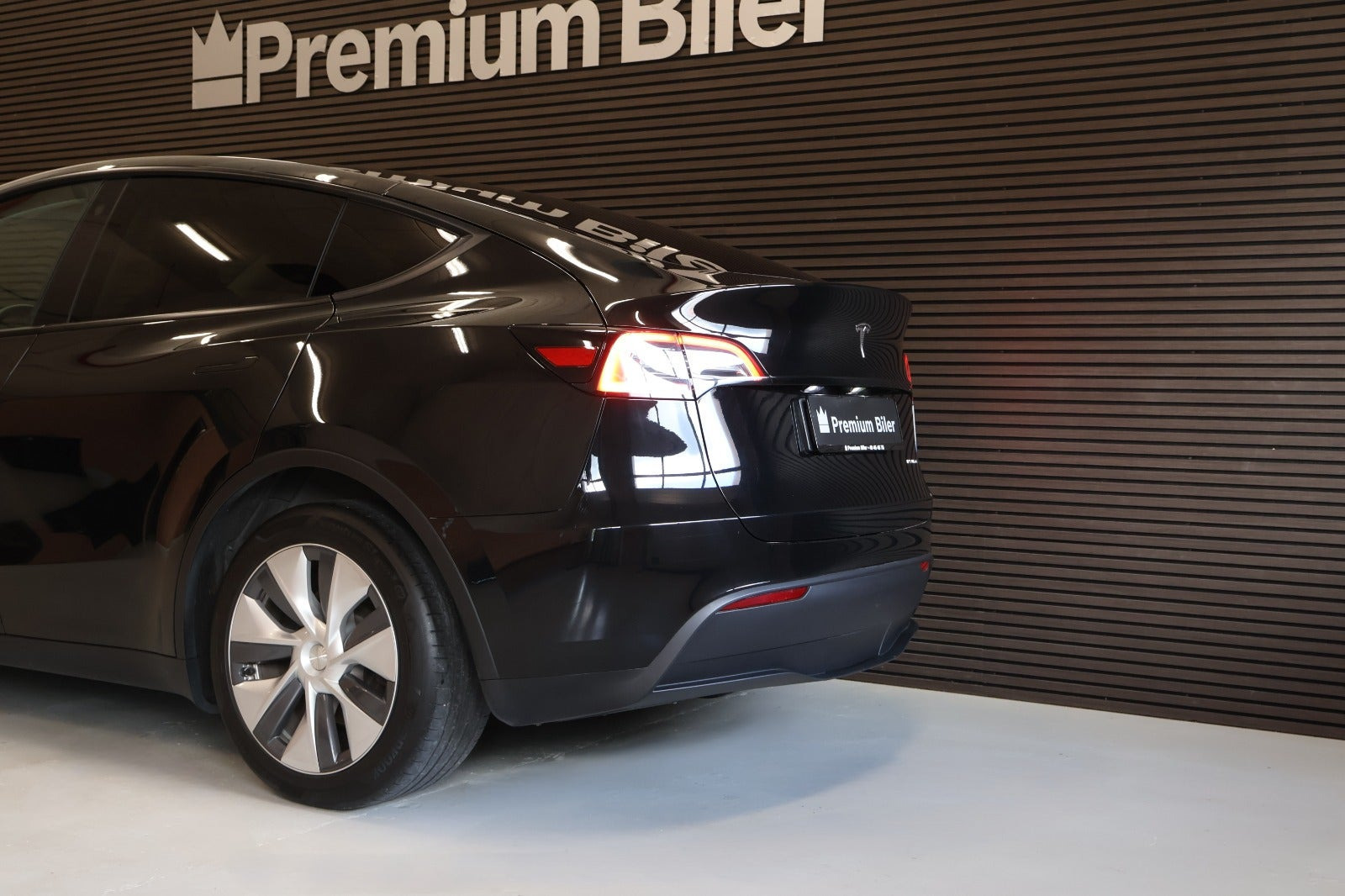 Sort Tesla Model Y fra 2024