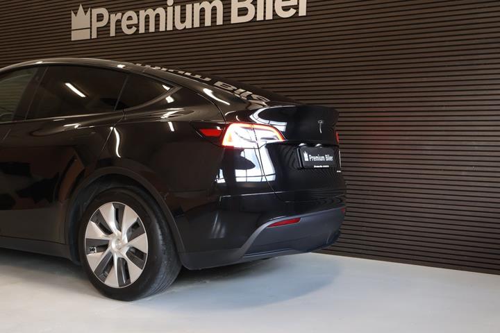 Sort Tesla Model Y fra 2024