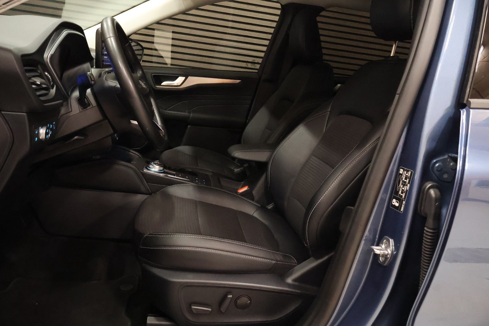 Blå Ford Kuga fra 2022
