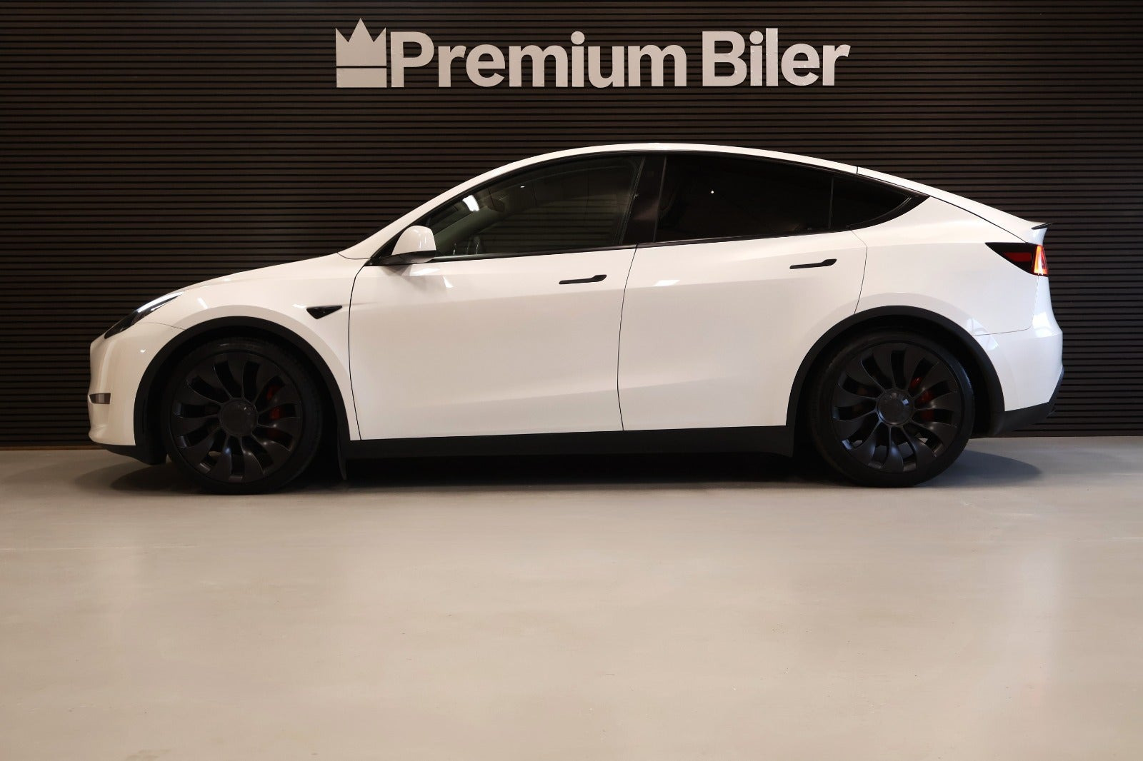 Hvid Tesla Model Y fra 2023