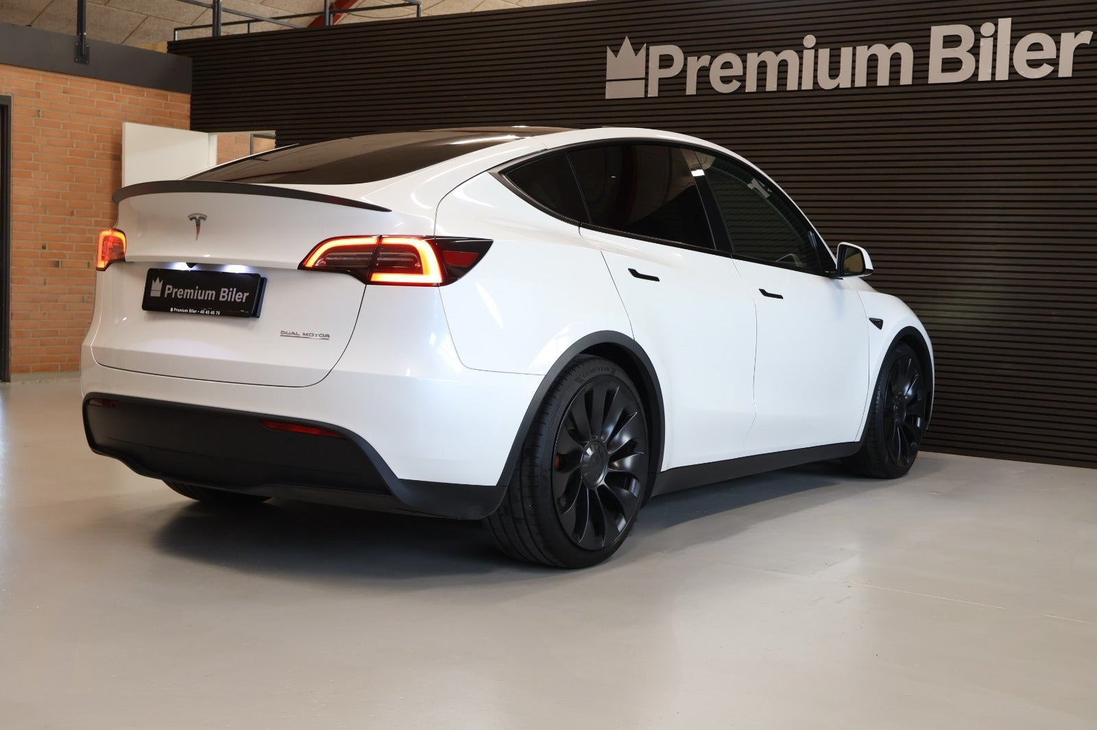 Hvid Tesla Model Y fra 2023