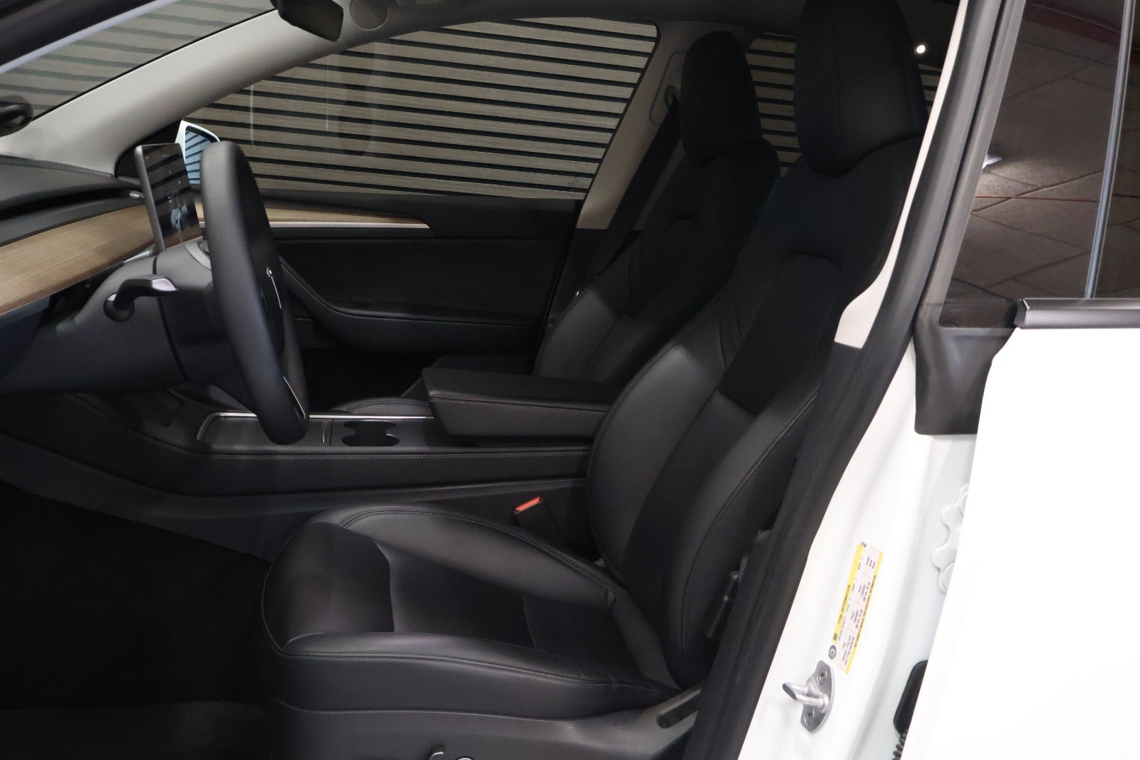 Hvid Tesla Model Y fra 2023