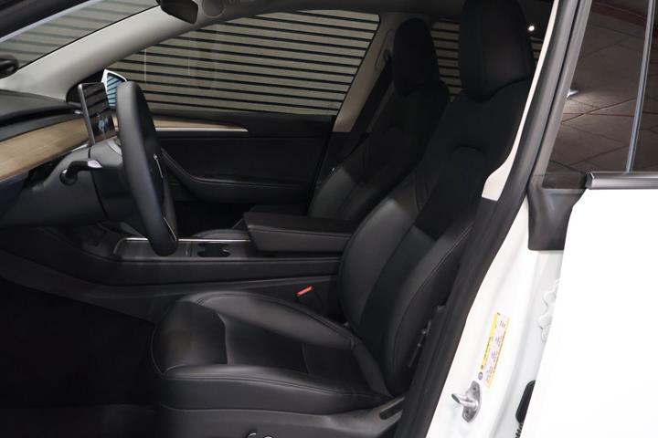 Hvid Tesla Model Y fra 2023