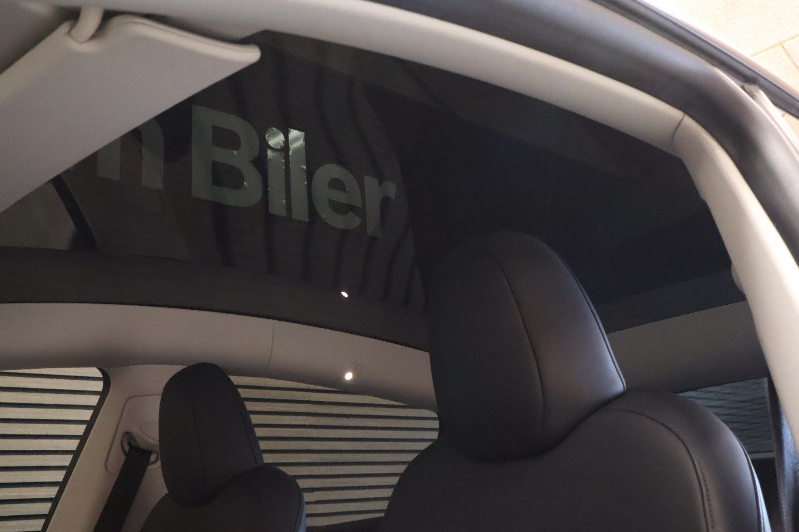 Hvid Tesla Model Y fra 2023