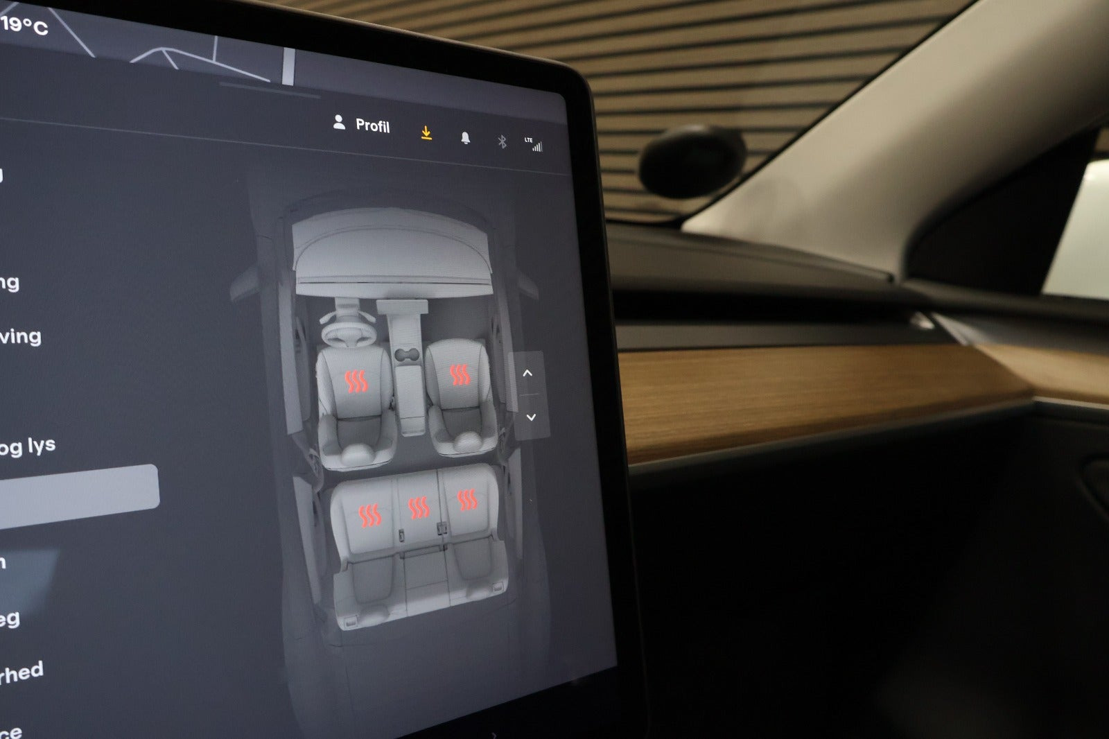 Hvid Tesla Model Y fra 2023