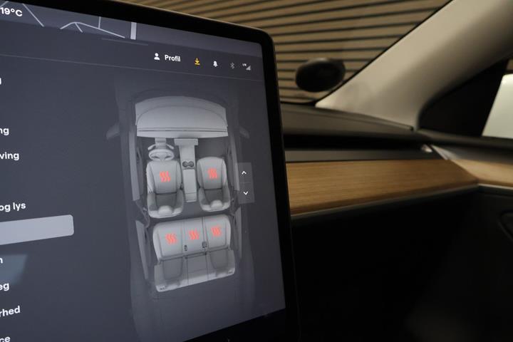 Hvid Tesla Model Y fra 2023