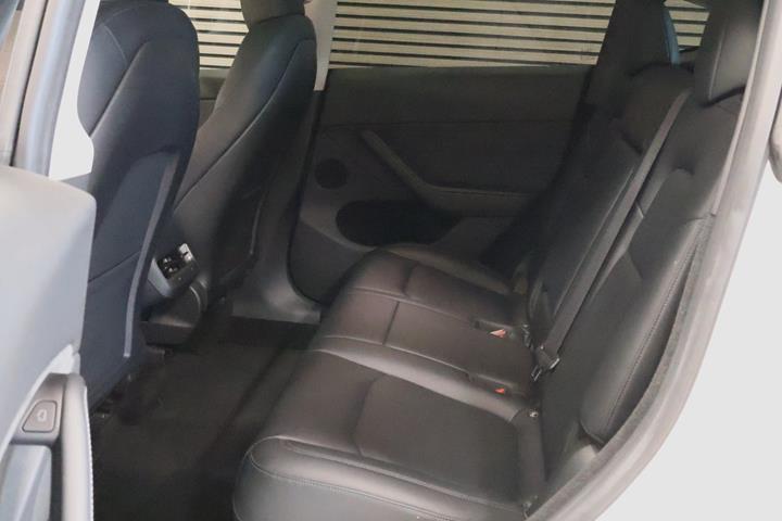 Hvid Tesla Model Y fra 2023