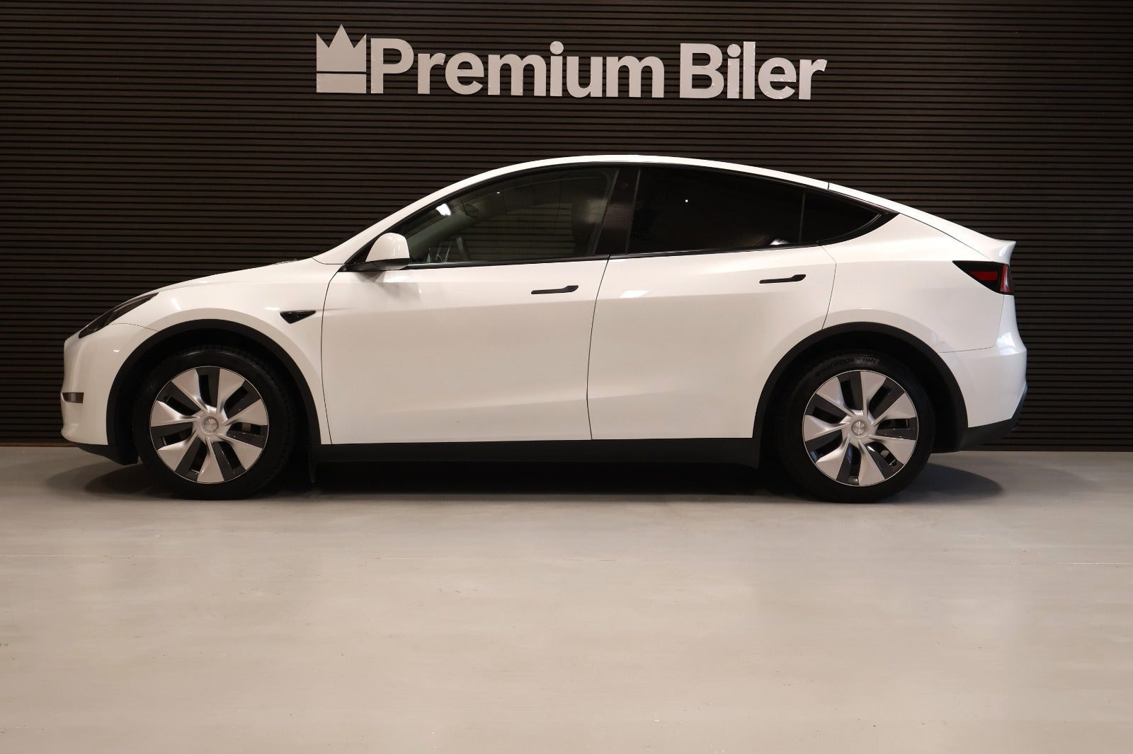 Hvid Tesla Model Y fra 2023