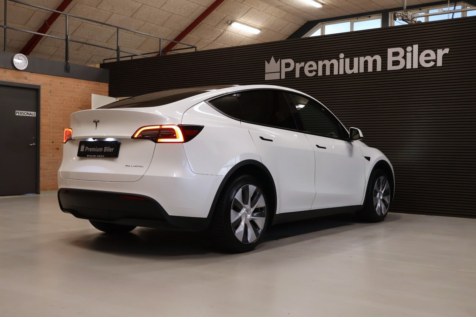 Hvid Tesla Model Y fra 2023