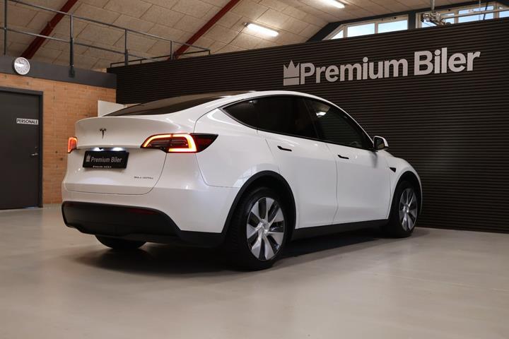 Hvid Tesla Model Y fra 2023