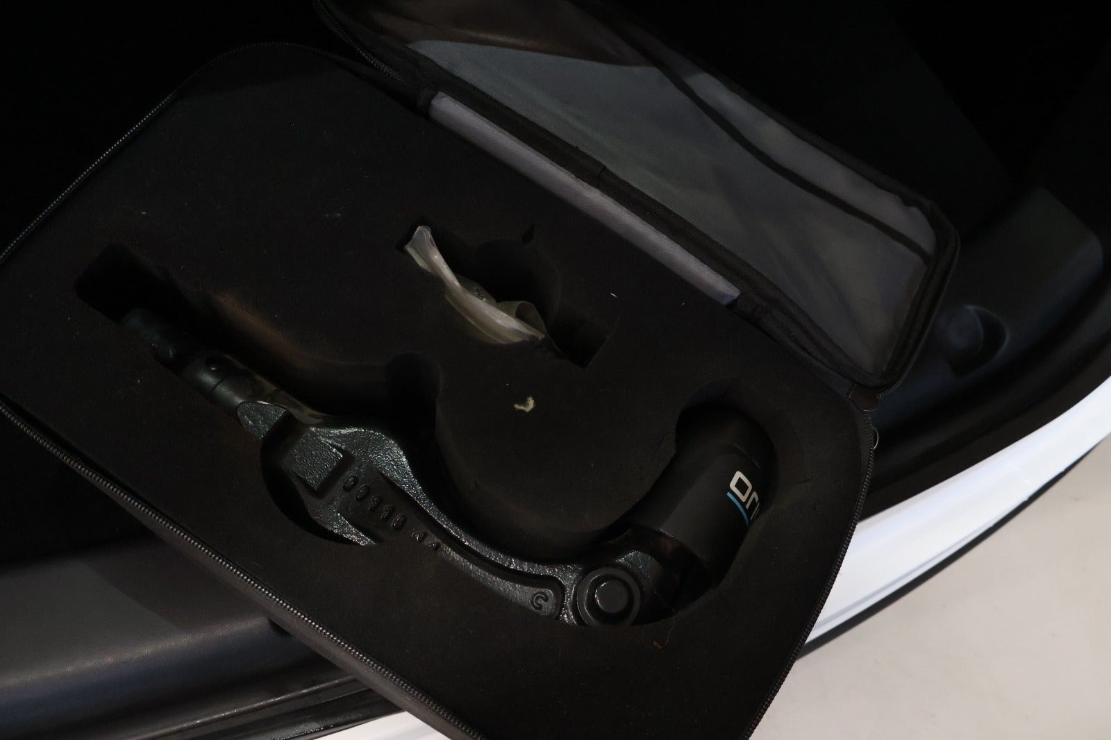 Hvid Tesla Model Y fra 2023