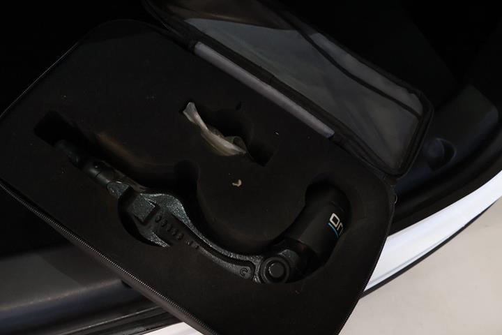 Hvid Tesla Model Y fra 2023